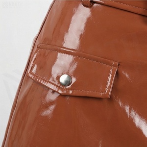 Jupe courte en cuir PU taille haute pour femme, asymétrique, avec fermeture éclair, ceinture et poches, style motard, couleur unie brillante, toutes saisons - Product Image 5