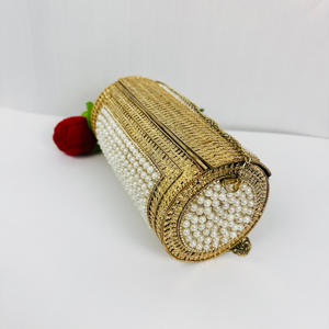 Bolso de noche dorado de gama alta Base metálica dorada Patrón texturizado intrincado Sling Clutch Escultura Moderno Pulido Antiguo - Product Image 4