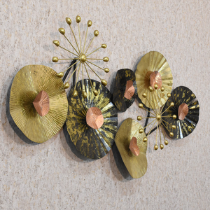 Sculpture murale moderne en métal, disque radiant, or, noir, cuivre, abstrait, effet soleil, pour un intérieur élégant - Product Image 2
