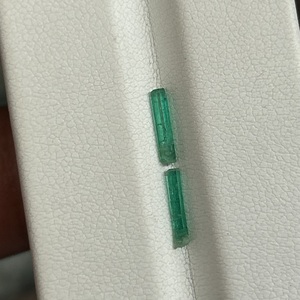 Esmeralda Afgana Panjshir de 0.41 Ct, 2 Piedras, Gema Natural en Bruto para Facetistas, Joyeros y Compradores de Gemas - Product Image 1