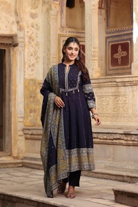 Ensemble de costume Anarkali en coton bleu marine de qualité supérieure 60x60 avec dupatta à bordure imprimée, tenue ethnique de créateur pour femmes, look festif - Product Image 1