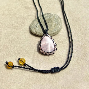 Collier bohème ajustable en macramé avec pendentif en cristal de quartz rose fait main, style cage à cordon noir, bijoux en pierre naturelle, vente en gros - Product Image 3