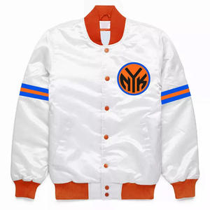 Veste universitaire en satin blanc personnalisée pour hommes, veste bomber avec logo contrasté orange, uniforme de baseball en gros - Product Image 1