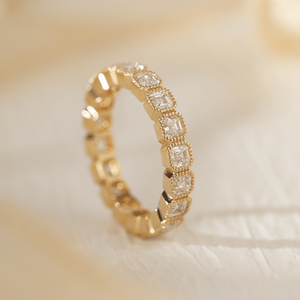แหวนเพชรทรง Asscher ขนาด 2.5 มม. สุดหรู ดีไซน์ทันสมัย ได้รับการรับรองจาก IGI ตัวเรือนทองคำ ประดับเพชรแบบ Eternity รอบวง ดีไซน์หรูหราด้วยขอบแบบ Milgrain เหมาะสำหรับเป็นแหวนแต่งงาน - Product Image 3