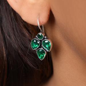 Boucles d'oreilles bohèmes tribales en pierres précieuses en gros |   Boucles d'oreilles pendantes tendance en laiton, vert, bleu, pêche, argent oxydé, faites à la main, bijoux en gros - Product Image 4