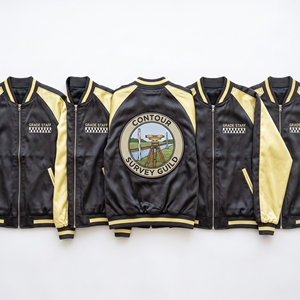 Chaqueta Bomber de Satén al por Mayor con Cremallera, Mangas Raglán, Color Ciruela Oscuro, Bordado en la Espalda con Esfera Celestial Dorada y Motivo Astronómico, Estilo Universitario - Product Image 4