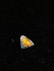 Piedra lunar arcoíris de corte elegante. Piedra lunar arcoíris natural con fuego naranja, corte Superman. - Product Image 3