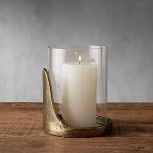 Porte-bougie en verre à base courbée en métal doré artistique, pièce maîtresse sculpturale unique pour la décoration intérieure moderne - Product Image 1