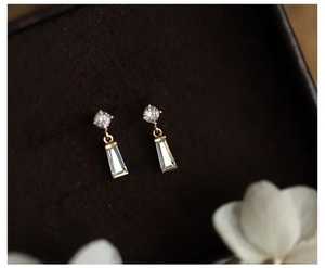 ต่างหูเพชรทรงบาแกตต์และทรงกลมแบบมินิมอล ดีไซน์เรียบหรู ทองคำแท้ 14K เครื่องประดับชั้นดีสำหรับผู้หญิง ของขวัญสุดน่ารักสำหรับคนรัก - Product Image 3