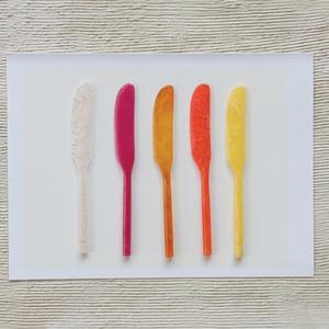 Couteau à fromage incurvé en résine marbrée ambre, fait main, pour beurre et charcuterie, ustensile de service durable, écologique et compatible lave-vaisselle - Product Image 4
