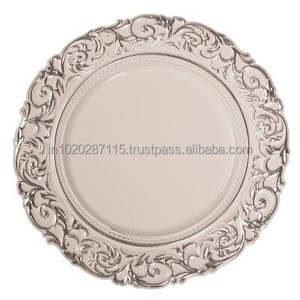 Assiette de service en métal martelé à la main pour les mariages à destination ou les fêtes à thème avec une esthétique rustique et luxueuse - Product Image 4
