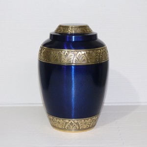 Urne funéraire artisanale en laiton gravé de qualité supérieure pour cendres humaines, gravure personnalisée bleue, urne pour cendres pour le stockage des restes humains - Product Image 4