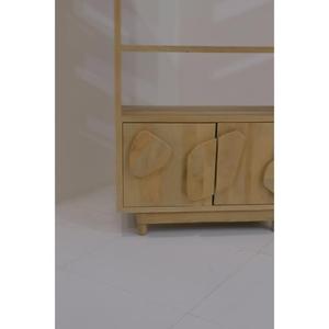 Meuble de salon scandinave en bois massif avec 3 étagères et portes à battants, meuble de rangement et de présentation moderne - Product Image 6