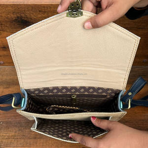 Nuevo Bolso Bandolera de Mujer, Moderno, Brillante, con Patrón Metálico Plateado, Asa de Cuero Reciclado, Gran Capacidad - Product Image 6