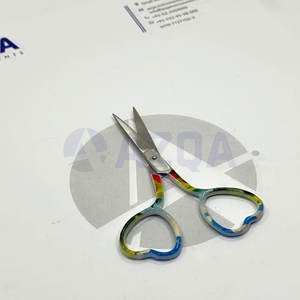Tijeras de Diseño con Mango en Forma de Corazón Multicolor, Cortador de Hilo de Acero Inoxidable de Precisión para Bordado, Costura y Manualidades - Product Image 4