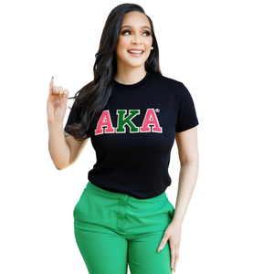 T-shirt noir en chenille avec lettres grecques brodées rose et vertes, en coton premium, style streetwear décontracté, vêtement de sororité - Product Image 2