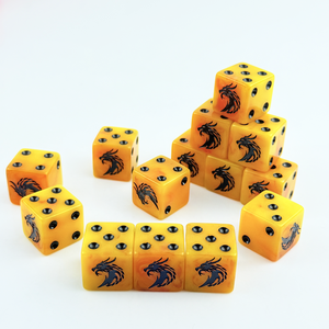 Dés carrés en polyrésine ambre de 16 mm, motif dragon gravé exquis, dés à six faces pour jeux de table, jeux de société et soirées de jeu - Product Image 1