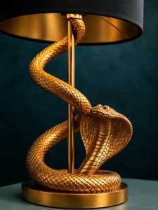 Lampe de table moderne de luxe Golden Cobra, abat-jour blanc, décoration intérieure, salon, base en aluminium, design durable, fabrication artisanale - Product Image 6