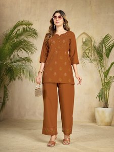 Conjunto de Kurta de Algodón Marrón Bordado con Pantalones Rectos para Mujer, Ropa Casual, Corte Holgado, Largo hasta el Tobillo, Estilo Indio-Pakistaní - Product Image 1