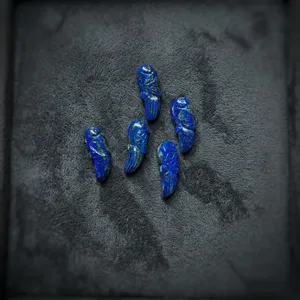 Pendentif en pierre sculptée en lapis-lazuli naturel, bleu, 10x30mm, marque Mugalart, provenant du Rajasthan - Product Image 2