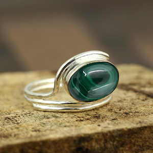Bague Vintage Femme Gourik en Argent Sterling 925 avec Malachite Verte Polie et Sertie, Bijou Religieux Quotidien - Product Image 3