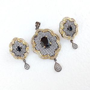 Conjunto de Collar con Colgante de Ónix Negro Ovalado, Colgante Negro con Circonita Cúbica Blanca, Chapado en Oro sobre Latón, Joyería India - Product Image 2