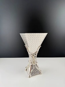 Brûleur d'encens artisanal en acier inoxydable couleur argent, forme conique, support aromatique, utilisation toute saison - Product Image 1