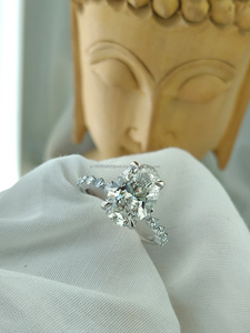 Anillo de diamante de corte ovalado en oro blanco, un impresionante símbolo de elegancia con brillo radiante y un encanto irresistible. - Product Image 3