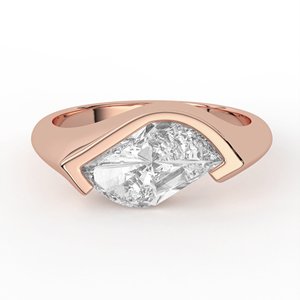 Bague minimaliste en or jaune à profil bas, avec diamant taillé en feuille, demi-sertie, style East West, solitaire moderne, bijou d'exception - Product Image 2