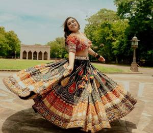 Lehenga Choli traditionnel en coton mousseline orange, longueur ras du sol, réversible, avec imprimé numérique en relief et travail de miroir, tenue ethnique pour - Product Image 4