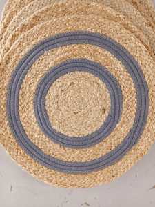 Salvamantel redondo de yute trenzado sostenible con borde gris soleado. Tapete de fibra natural que protege las mesas al tiempo que realza la experiencia gastronómica. - Product Image 4