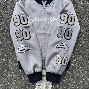 Blouson Bomber en Satin à Col Rond pour Homme avec Broderie Lettres, Veste en Soie Satinée Grise à Fermeture Éclair, Blouson Universitaire en Satin Personnalisé avec Broderie - Product Image 3