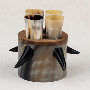 Ensemble de tasses à boire en corne naturelle faites à la main avec support en bois, chopes à bière vikings médiévales, verres à shot rustiques en corne, articles de bar pour fêtes, cadeau - Product Image 1