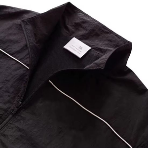 Ensemble coupe-vent tendance pour homme – Survêtement en nylon imperméable avec fermeture éclair personnalisée, taille élastique et rayures contrastées – Style urbain – Personnalisation OEM - Product Image 3