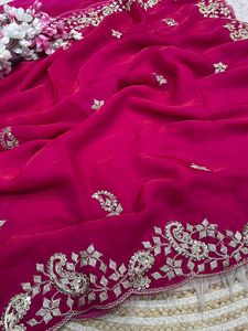 Sari de satén Royal Fendy con bordado de lentejuelas y ribete calado, y blusa de encaje con espejos completamente cosida - Product Image 2