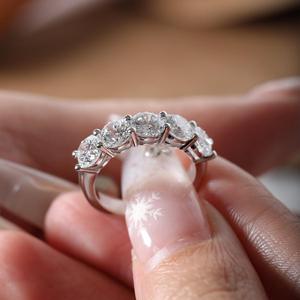 Anillo de aniversario con 5 diamantes redondos brillantes de 5 mm - Engaste de cesta con puntas compartidas - Anillo de boda clásico con diamante certificado por IGI - Product Image 1