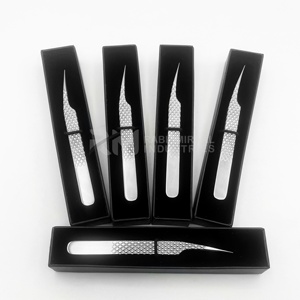 Pince à épiler RMI Silver Diamond Grip anti-magnétique pour extensions de cils, pointe dentelée, longueur 10 mm, acier inoxydable japonais, carte noire - Product Image 2