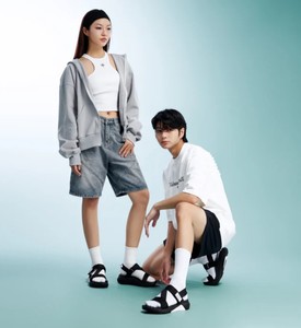 Sandales décontractées SHONDO à bout ouvert avec fermeture auto-agrippante, semelle intermédiaire en EVA, design élégant noir et blanc contrasté - Product Image 1