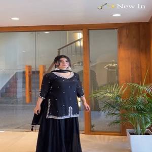 Ensemble haut et pantalon Plazo en georgette épaisse pour femme VASTRA COTTAGE avec broderie, sequins et dupatta en organza fantaisie en dentelle - Product Image 2