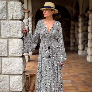 Robe maxi pour femme style bohème, motif floral noir et blanc, col en V, manches longues, robe d'été décontractée - Product Image 1