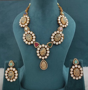 Collier de qualité supérieure avec de magnifiques boucles d'oreilles, pierres de luxe, allure élégante, idéal pour les tenues de soirée, convient aux tenues ethniques et occidentales. - Product Image 6