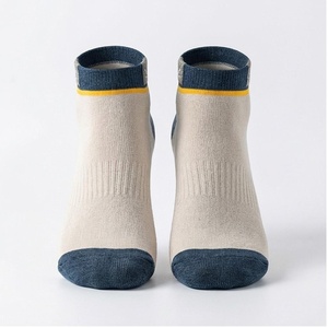Chaussettes de sport respirantes bleues à motif géométrique pour adultes – Collection Printemps - Product Image 1