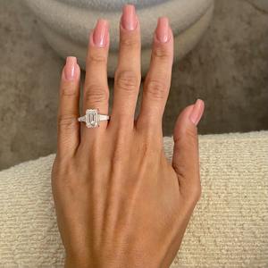 Anillo de Compromiso con Diamante Cultivado en Laboratorio, Corte Esmeralda, 8.75 Quilates, Halo Oculto Pavé, Oro de 18K, Juego de Anillos de Novia, IGI E-VVS2 - Product Image 6