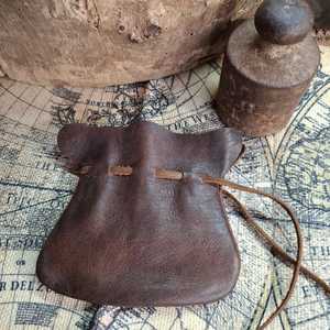 Bolsa de cuero hecha a mano con cordón, color marrón, forma irregular, bolsa portátil para monedas, artesanía natural - Product Image 4