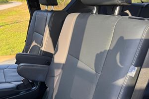 GX 460 SUV Gris Foncé Vue Avant Allée de Garage Modèle 2021 - Product Image 2