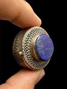 Bague tribale afghane vintage rare avec accents de pierres précieuses vertes émeraude, travail en filigrane argenté délicat et multiples ornements. - Product Image 2