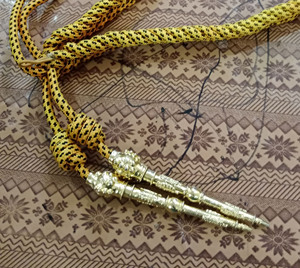 Cordón negro y amarillo, insignias personalizables en 3D de lujo con cierre de gancho y bucle, con puntas metálicas doradas para aplicación en prendas. - Product Image 3