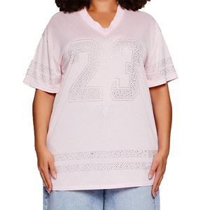 เสื้อฟุตบอลลายริบบิ้นสีชมพูรูปหัวใจเพื่อรณรงค์มะเร็งเต้านม คอวี แขนสั้น สำหรับผู้ใหญ่ แบบยูนิเซ็กซ์ พิมพ์ลายแบบซับลิเมชั่น - Product Image 1
