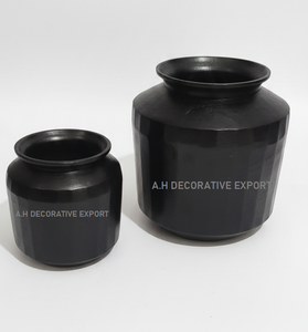 Vase de table en métal martelé noir mat - Décoration de mariage minimaliste industrielle, décoration moderne pour la maison, intérieurs élégants et écologiques - Product Image 4