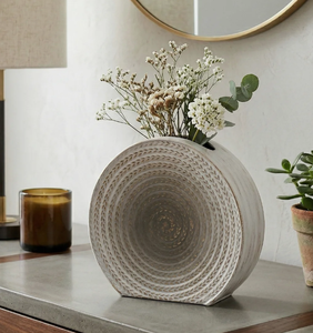 Jarrón de Cerámica Moderno Nórdico, Color Blanco Hueso, con Patrón Espiral Concéntrico, Hecho a Mano, Texturizado, en Forma de Donut, para Hogar u Hotel - Product Image 1